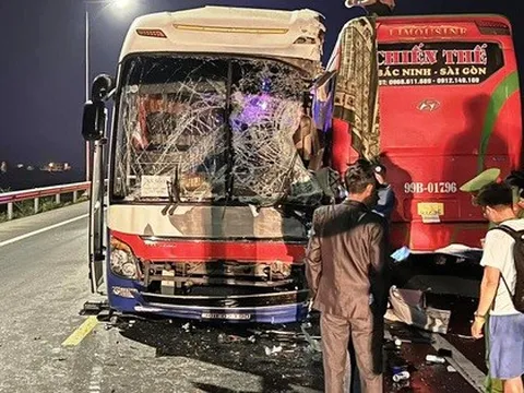 Hai xe khách va chạm khiến 27 người thương vong