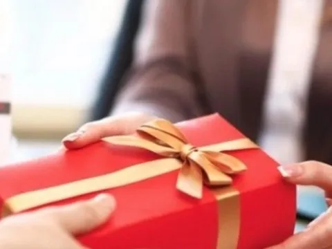 Biếu quà Tết lãnh đạo: Vì sao cấm cứ cấm, biếu cứ biếu?