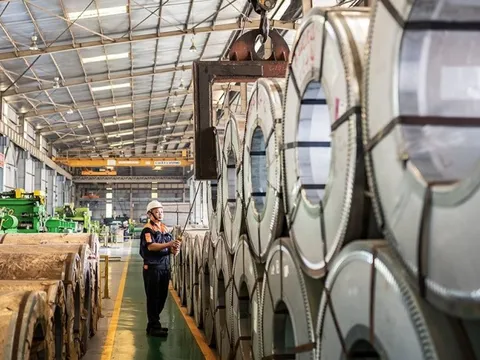 Doanh nghiệp thép đầu tiên báo lỗ quý 4, lợi nhuận cả năm 2022 chỉ bằng 1/10 năm trước, cổ phiếu rớt về dưới mệnh giá