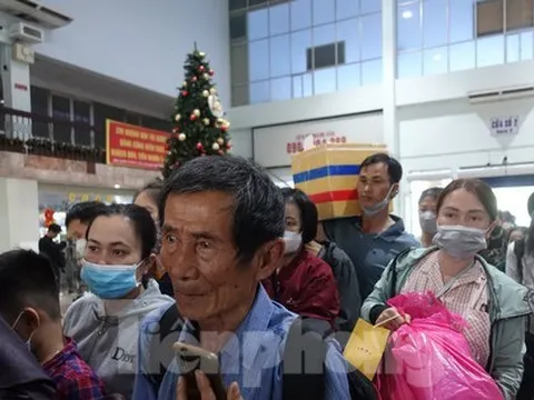 Trưa 25 tháng Chạp, ga Sài Gòn chật ních hành khách về quê đón Tết