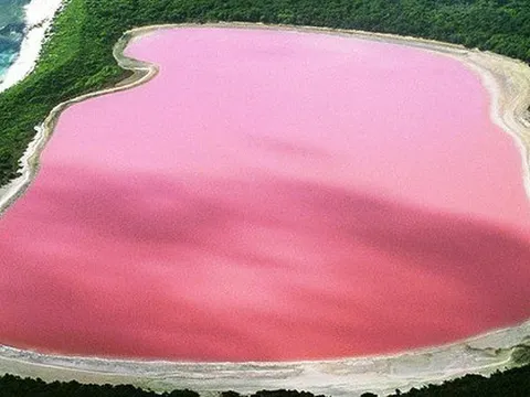 Hồ nước màu 'sữa dâu' đẹp như cổ tích nhưng không ai dám đưa chân xuống