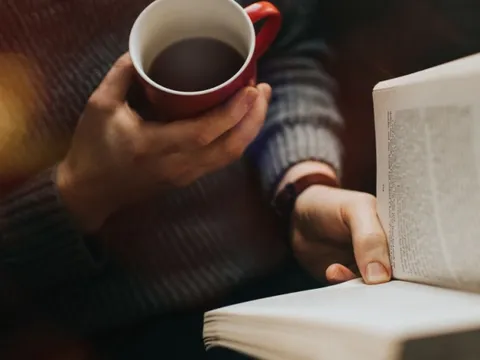 Tỷ phú Warren Buffett, Bill Gates mách: Đây là 5 cuốn sách giúp bạn khôn khéo hơn và thành công hơn trong công việc vào năm mới!