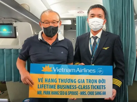 Vietnam Airlines tặng vợ chồng HLV Park Hang Seo vé bay Thương gia giữa Hàn Quốc - Việt Nam trọn đời, không giới hạn số lần