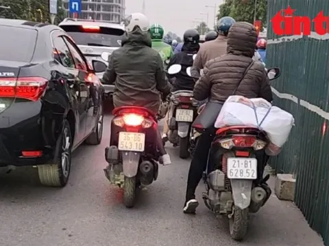 Bức xúc 9 'lô cốt' vẫn án ngữ trên phố gây ùn tắc giao thông