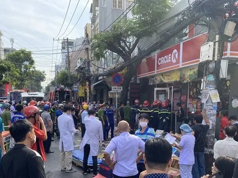 Sập cửa hàng tiện lợi ở TPHCM, có người mắc kẹt bên trong