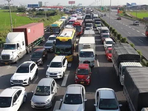 Va chạm liên hoàn trên đường về quê ăn Tết, cao tốc TP.HCM - Trung Lương kẹt cứng