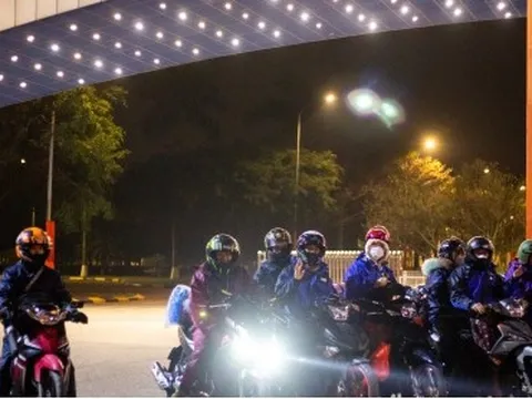 Những đoàn người xuyên đêm chạy xe máy về quê đón Tết