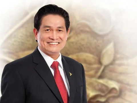 Đại gia Đặng Văn Thành xưng "Vua đường", ăn dưa hấu, lắc bầu cua cùng 15 con cháu vào ngày Tết