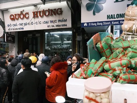 Cập nhật 28 Tết: Người dân Hà Nội đổ xô đi mua bánh chưng, giò chả, nhiều nơi xếp hàng đông nghịt