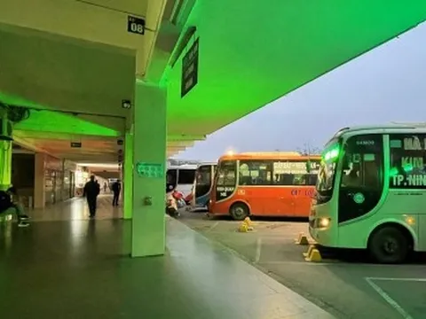 Bến xe ở Hà Nội thưa thớt khách ngày cận Tết, xe xuất bến với 2-3 khách