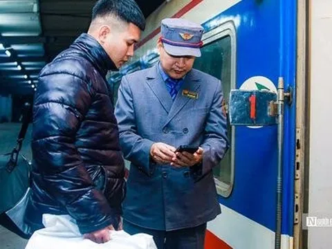 Người dân vội vã lên chuyến tàu cuối cùng để về quê ăn Tết