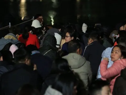 Hàng ngàn người chờ đợi màn bắn pháo hoa tại hồ Gươm