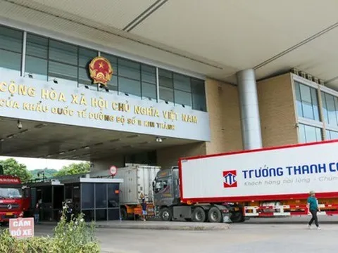 10 xe nông sản xuất sang Trung Quốc qua cửa khẩu Lào Cai ngày mùng Một Tết