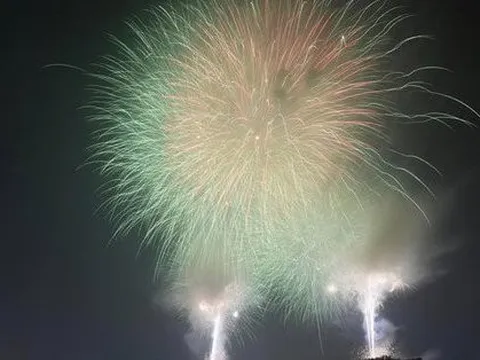 Pháo hoa rực rỡ bầu trời chào đón năm mới Quý Mão 2023