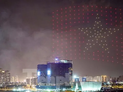 Xem lại màn trình diễn mãn nhãn của 200 flycam trên bầu trời đêm giao thừa