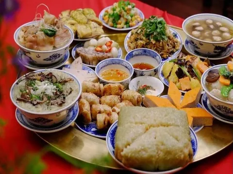 Tục cúng gà mùng 3 Tết, ngó bộ giò đoán điềm lành