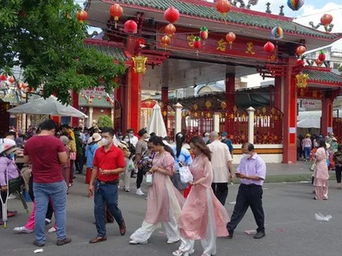 Nắng đẹp, người dân TP.HCM đi đường hoa, đi chùa cầu an