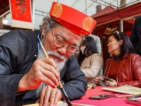 Người dân Hà Nội du Xuân, xin chữ đầu năm