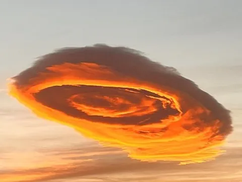 Từng xuất hiện tại Việt Nam, loại mây kỳ lạ có hình dạng như đĩa bay tiếp tục lộ diện trên bầu trời Thổ Nhĩ Kỳ