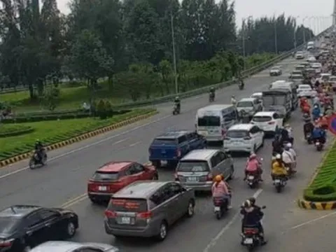 Người dân ra đường đi chơi Tết, gây ùn ứ giao thông tại cầu Rạch Miễu, Tiền Giang