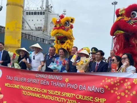 Tàu du lịch hạng sang chở hơn 400 du khách châu Âu xông đất Đà Nẵng