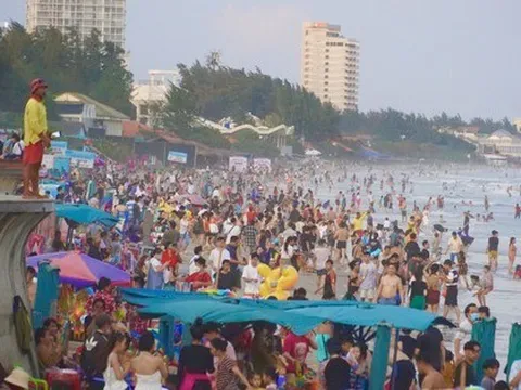 Biển Vũng Tàu ken đặc người trong ngày mùng 2 Tết