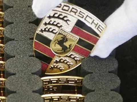 Huy hiệu Porsche ra đời từ một bữa ăn