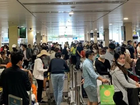 Mùng 3 Tết, khách đi sân bay Tân Sơn Nhất tăng kỷ lục