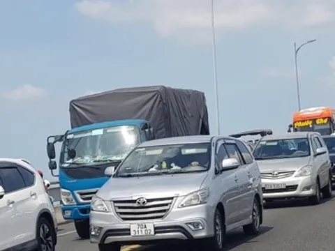 Hàng trăm ô tô nằm dài trên cầu Rạch Miễu sau vụ va chạm giao thông