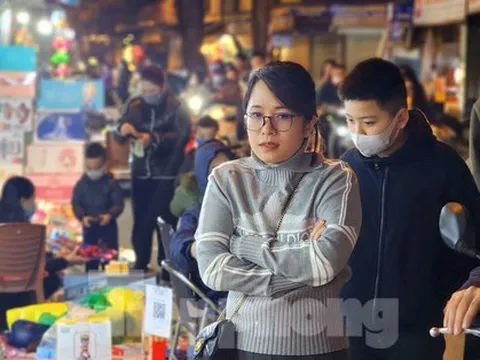 'Phố đồ chơi' ở Hà Nội tấp nập khách tới tận khuya mùng 3 Tết