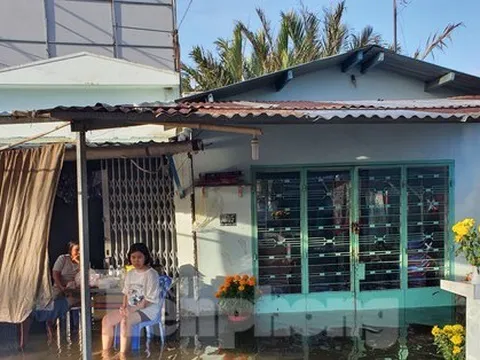 Triều cường bất ngờ 'nhấn chìm' nhiều nhà dân ở TPHCM ngày mùng 4 Tết