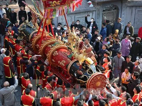 Tưng bừng lễ hội rước pháo khổng lồ ở làng Đồng Kỵ
