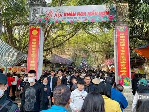 Biển người đi chùa Phật Tích đầu Xuân Quý Mão