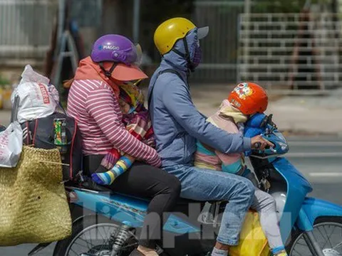 Mùng Bốn Tết, người dân miền Tây lỉnh kỉnh đồ đạc quay lại TP.HCM