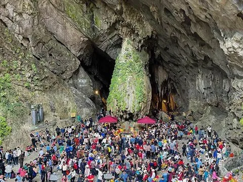 Biển người đổ về chùa Hương ngày mùng 4 Tết