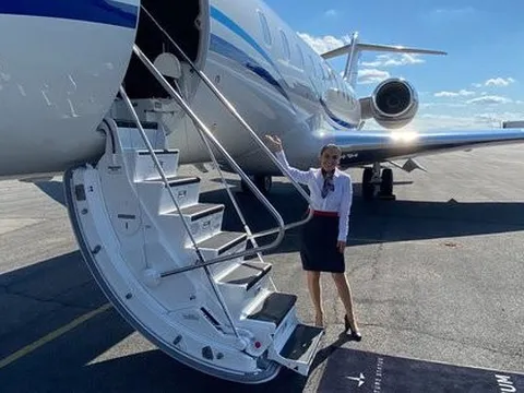 Nghề làm tiếp viên hàng không cho giới siêu giàu: Thu nhập lớn nhưng áp lực 'trên trời'