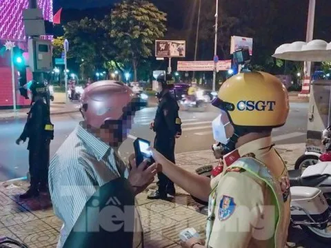 Bị CSGT phạt kịch khung vì nồng độ cồn, tài xế phân trần nhà gần... chỗ nhậu