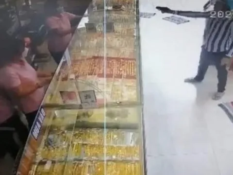 Bắt giữ thanh niên dùng vật giống súng vào cướp tiệm vàng ở Sóc Trăng