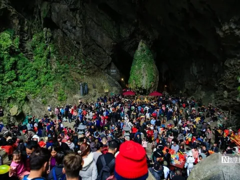 Hàng vạn người đổ về chùa Hương trẩy hội