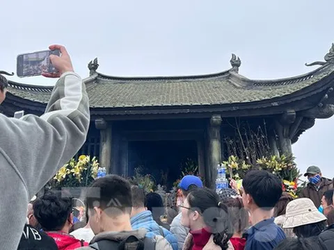 Vạn người chen chân lên đỉnh non thiêng Yên Tử du Xuân