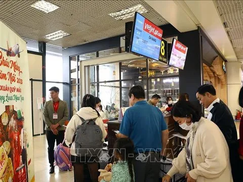 Ngày cuối cùng kỳ nghỉ Tết, lượng khách tại sân bay Nội Bài, Tân Sơn Nhất tăng cao