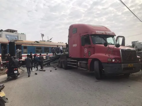 Tàu hỏa tông phải xe đầu kéo chở sắt băng qua đường sắt