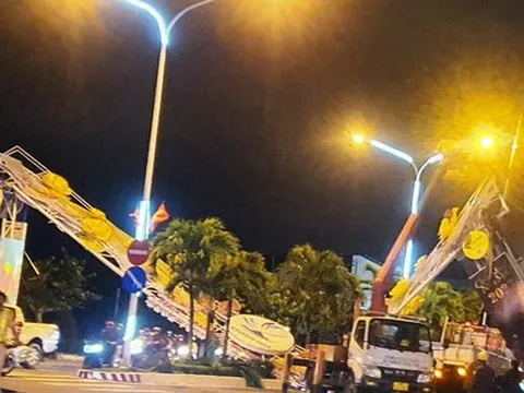 Sập cổng chào Tết ở TP Nha Trang, giao thông ách tắc nghiêm trọng