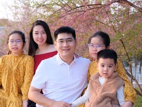 Gia đình mê du lịch mãn nhãn với sắc hoa tớ dày nhuộm hồng núi rừng Mộc Châu