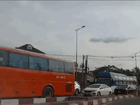 Hàng nghìn người từ miền Tây đổ về TP HCM, kẹt cứng tại cầu Mỹ Thuận