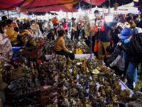 Tấp nập đi chợ Viềng đầu xuân “mua may bán rủi”