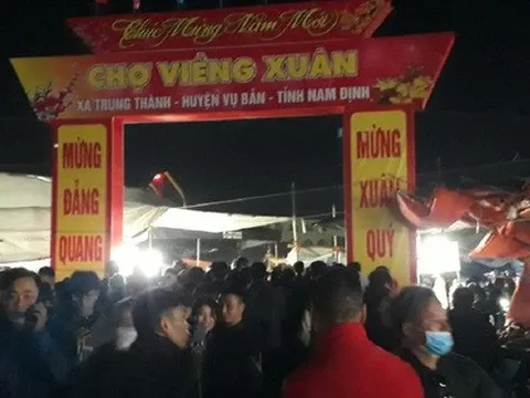 Biển người xuyên đêm đi chợ Viềng mua may bán rủi