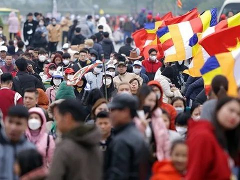 Hàng vạn người về chùa Tam Chúc du xuân, lễ Phật