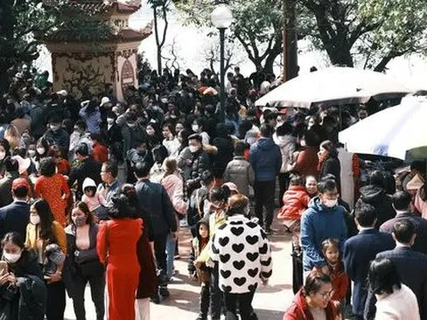 Dân tình Hà Nội đổ xô ra đường, tận hưởng nốt ngày nghỉ cuối cùng của dịp Tết Nguyên đán