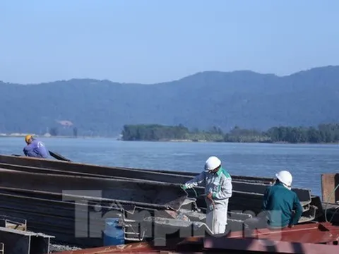 Cận cảnh công trường thi công cầu dài hơn 4 km nối Nghệ An - Hà Tĩnh